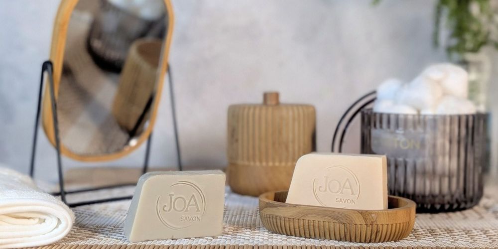 Savons Rituels Doux Joa dans une salle de bain cocooning